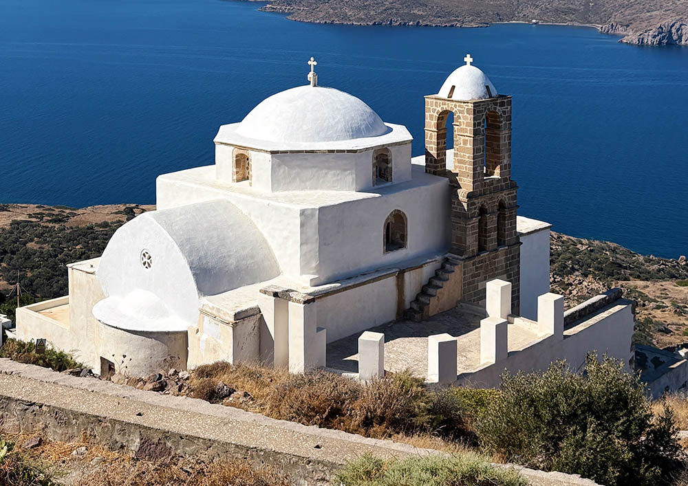 Milos without a car: what to do, where to eat and how to get around